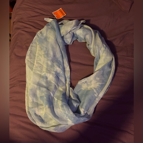 NWT Floral scarf in blue and white - Picture 3 of 6